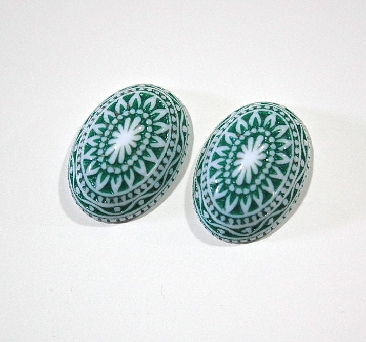 Vintage Etched Mosaic Emerald Green and White Cabochons 25x18mm (2) cab715G