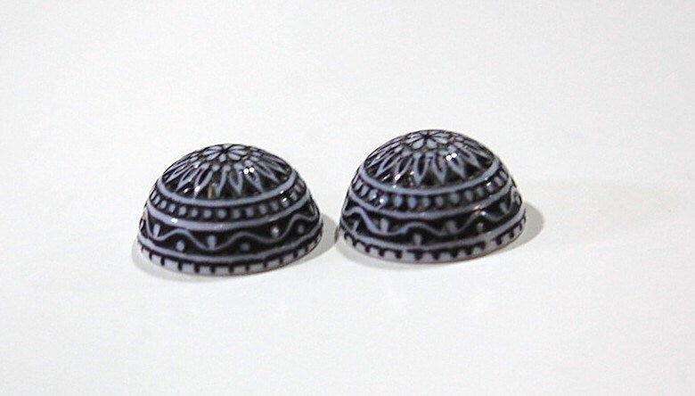 Vintage Etched Mosaic Black and White Cabochons 18mm (2) cab710E