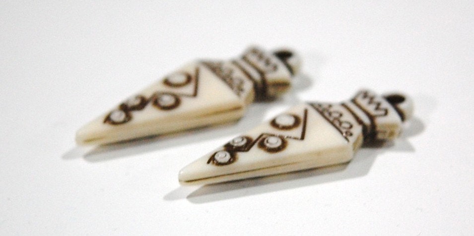 Vintage Brown and Off White Tribal Acrylic Pendant Drops pnd097