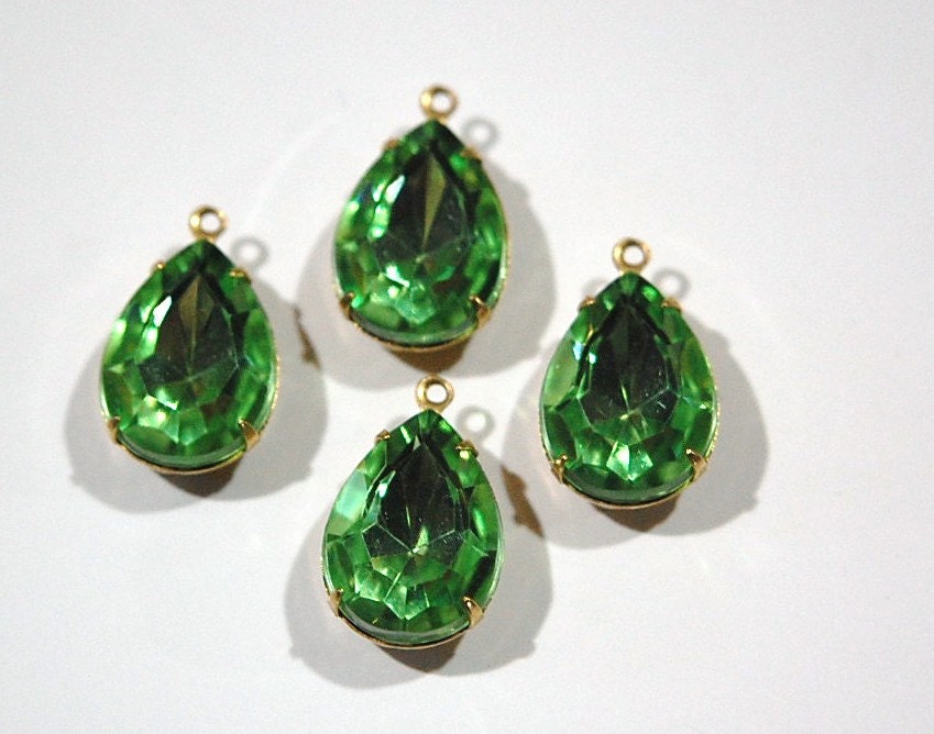 Vintage Faceted Acrylic Peridot Teardrops in 1 Loop Brass Setting 18mm x 13mm par004G