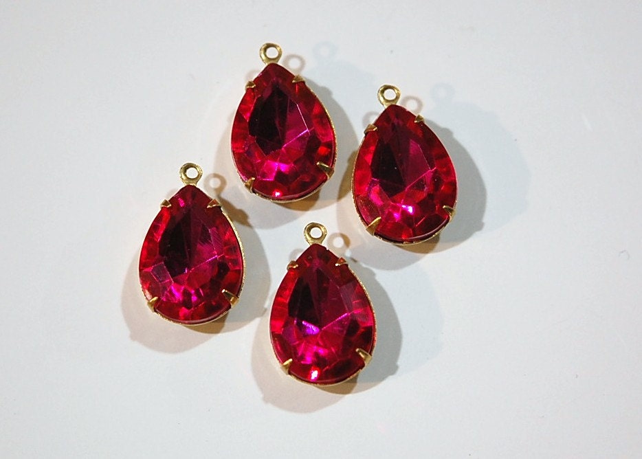 Vintage Faceted Acrylic Bright Rose Teardrops in 1 Loop Brass Setting 18x13mm par004D