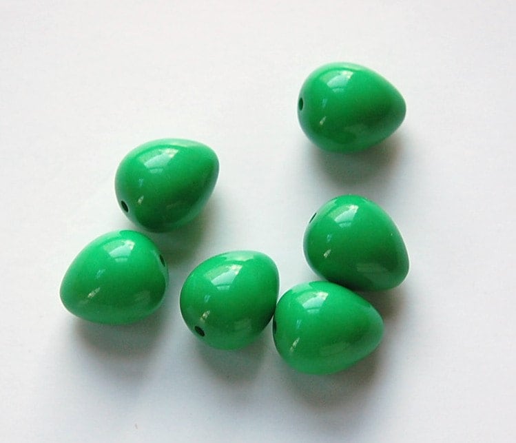 Vintage Acrylic Chubby Green Teardrop Beads (6) bds636A
