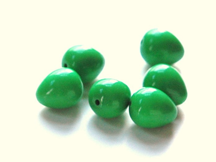 Vintage Acrylic Chubby Green Teardrop Beads (6) bds636A