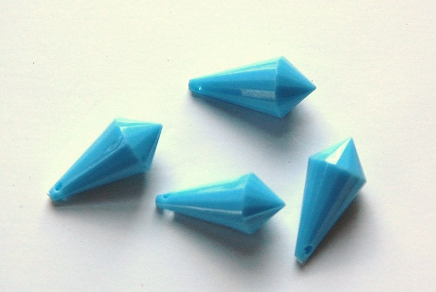 Vintage Acrylic Opaque Turquoise Blue Faceted Point Drop Pendant pnd151A