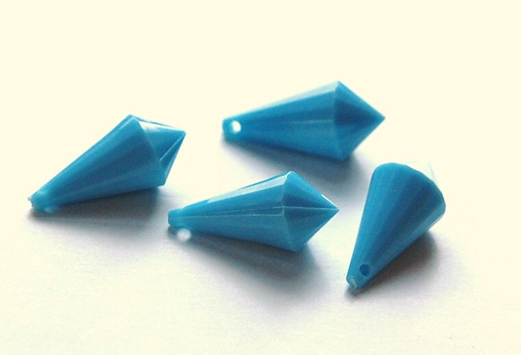 Vintage Acrylic Opaque Turquoise Blue Faceted Point Drop Pendant pnd151A
