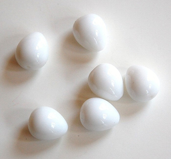 Vintage Acrylic Chubby White Teardrop Beads (6) bds636C