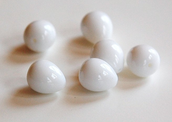 Vintage Acrylic Chubby White Teardrop Beads (6) bds636C