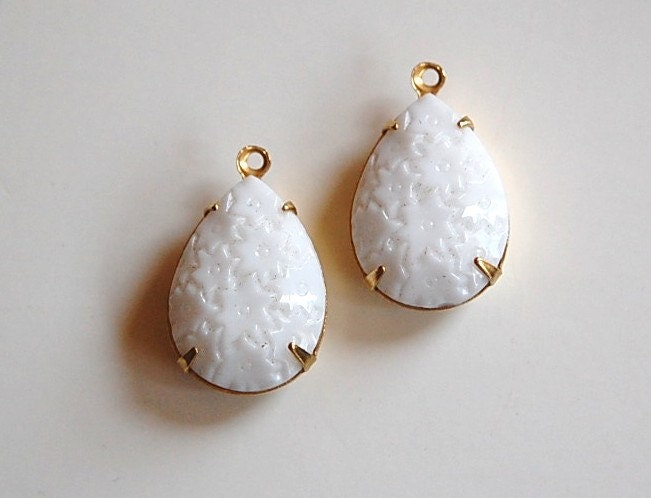 Vintage Floral Etched White Glass Teardrop Stones in 1 Loop Brass Setting 18x13mm (2) par004Y