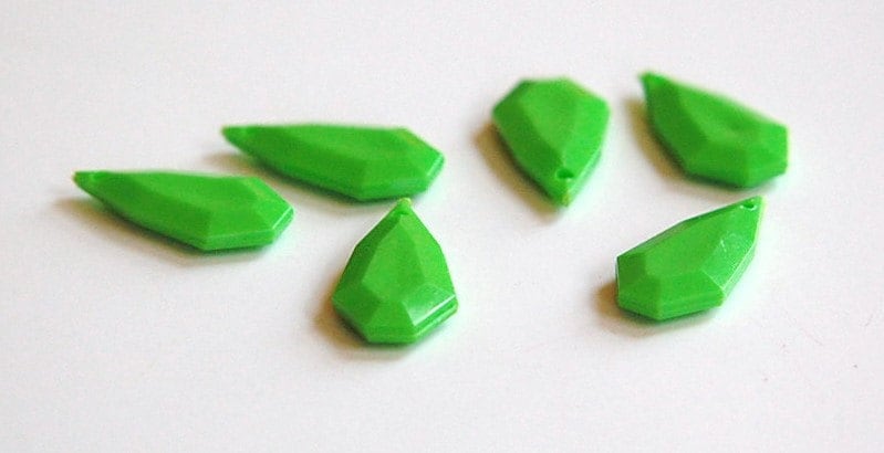Vintage Green Plastic Faceted Teardrop Charm Bead bds968B