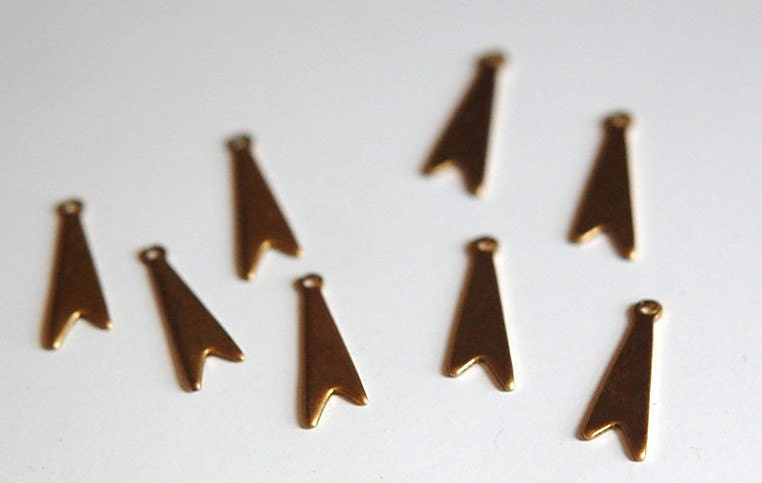 Raw Brass V Tipped Charm Drops (8) mtl217
