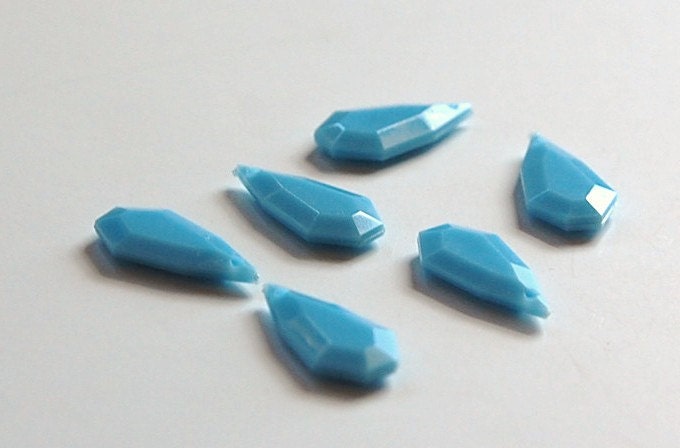 Vintage Blue Plastic Faceted Teardrop Charm Bead bds968