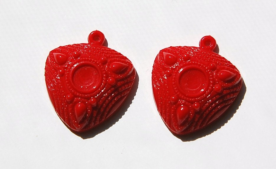Vintage Red Acrylic Etched Triangle Pendant 8mm Setting pnd151B