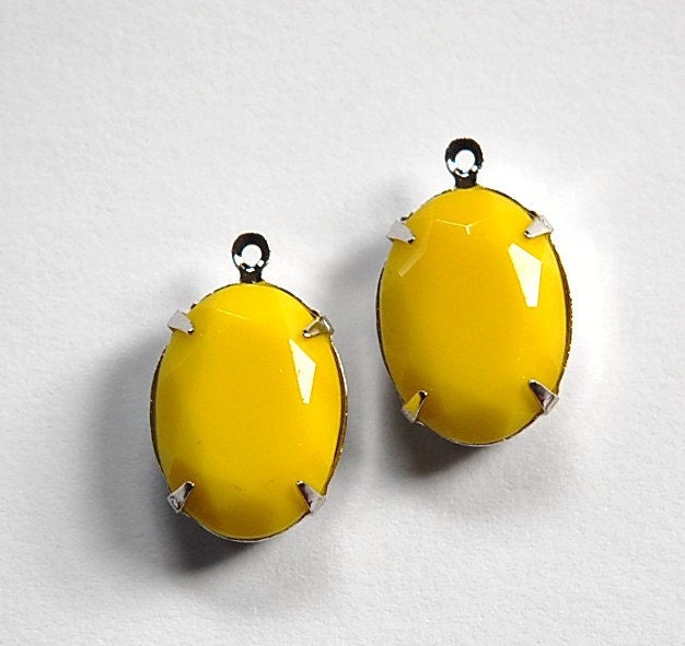 Vintage Opaque Yellow Faceted Stone in 1 Loop Silver Setting ovl004S