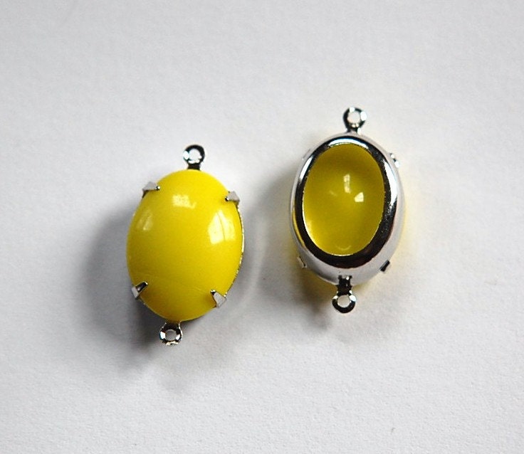 Vintage Opaque Yellow Stone in 2 Loop Silver Setting ovl004G2