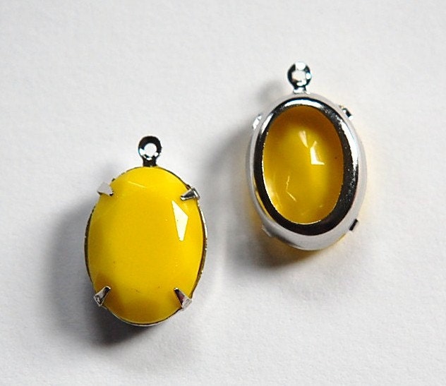 Vintage Opaque Yellow Faceted Stone in 1 Loop Silver Setting ovl004S