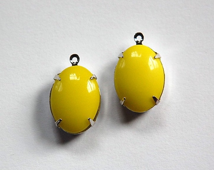 Vintage Opaque Yellow Stone in 1 Loop Silver Setting ovl004G