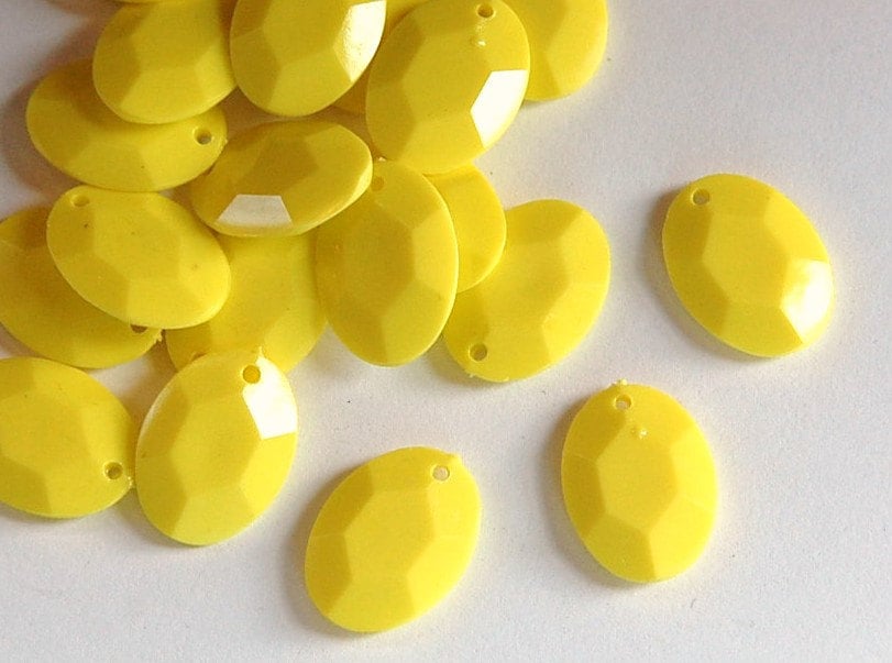 Vintage Yellow Plastic Faceted Oval Drops Charms bds031E