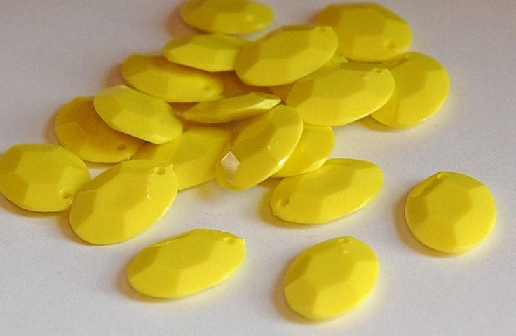 Vintage Yellow Plastic Faceted Oval Drops Charms bds031E
