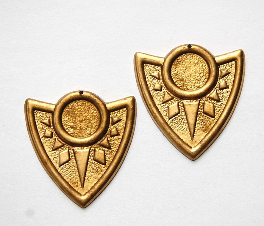 1 Hole Raw Brass Tribal Shield Pendant 14mm Setting (2) mtl172