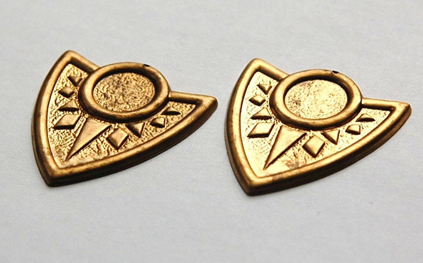 1 Hole Raw Brass Tribal Shield Pendant 14mm Setting (2) mtl172