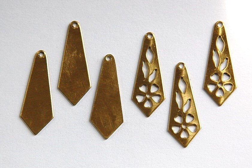 Raw Brass Stacking Charm Pendant with Flower Findings (6) mtl127B