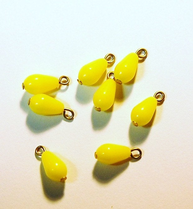 Vintage Yellow Plastic Teardrop Drops with Loop drp064A