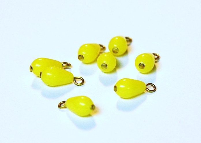 Vintage Yellow Plastic Teardrop Drops with Loop drp064A