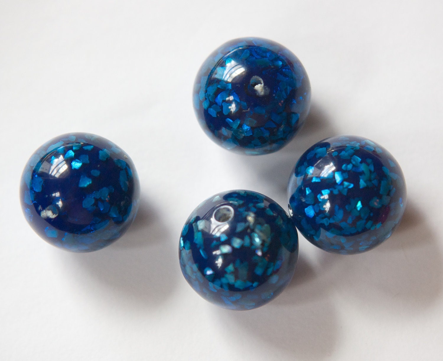 Vintage Lucite Blue Beads with MOP Glitter Inclusions 18mm (4) bds832C