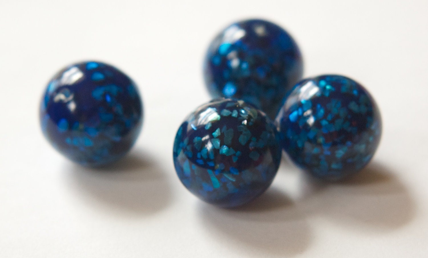 Vintage Lucite Blue Beads with MOP Glitter Inclusions 18mm (4) bds832C