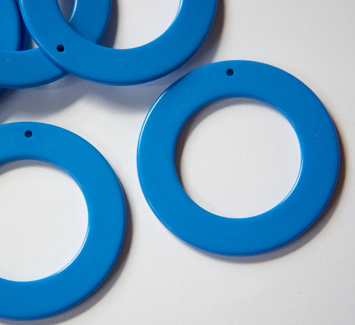Large Vintage Blue Plastic Hoops Pendants (6) hps050D