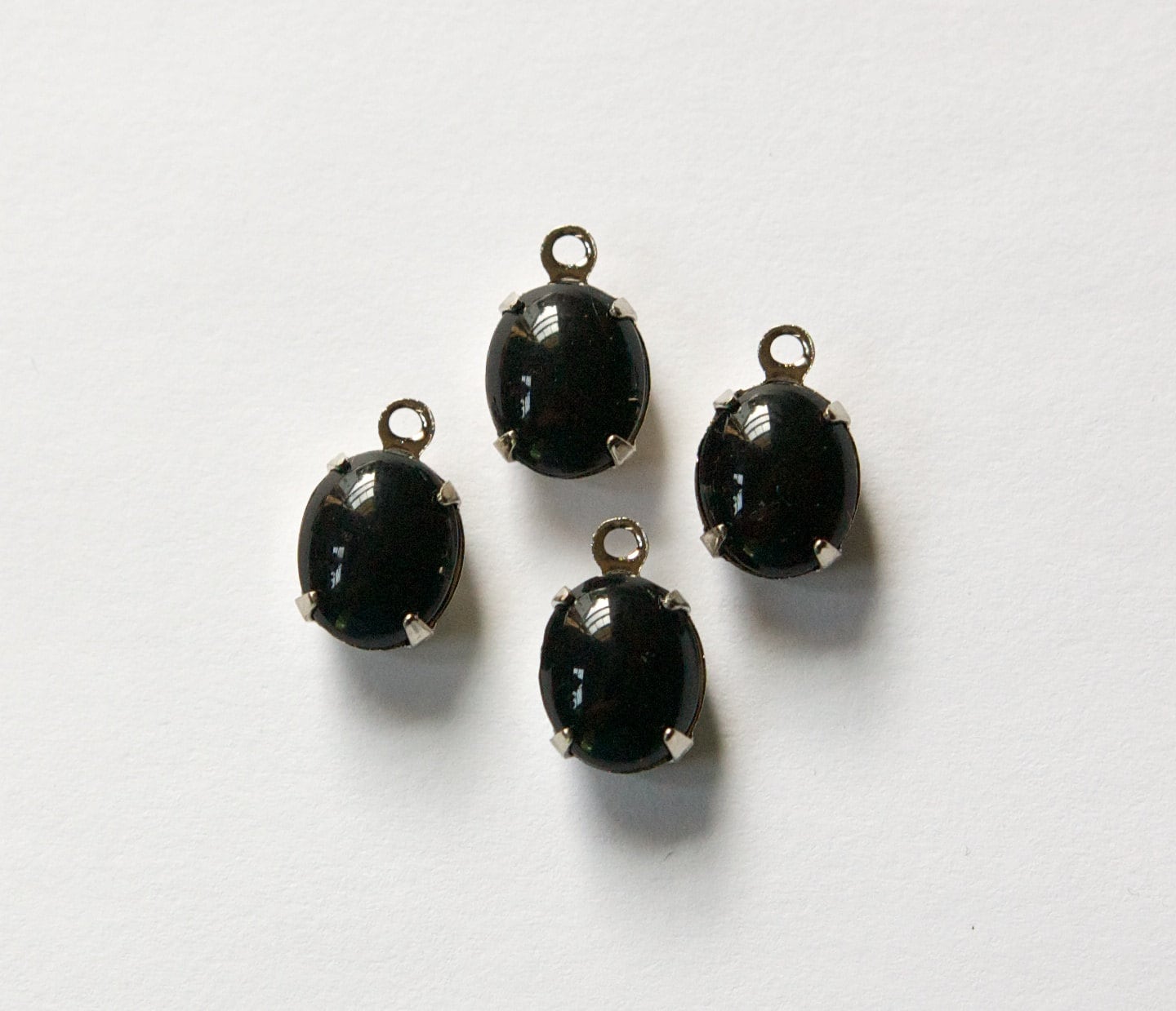 Vintage Jet Black Oval Stones in 1 Loop Silver Plated Setting ovl006Y