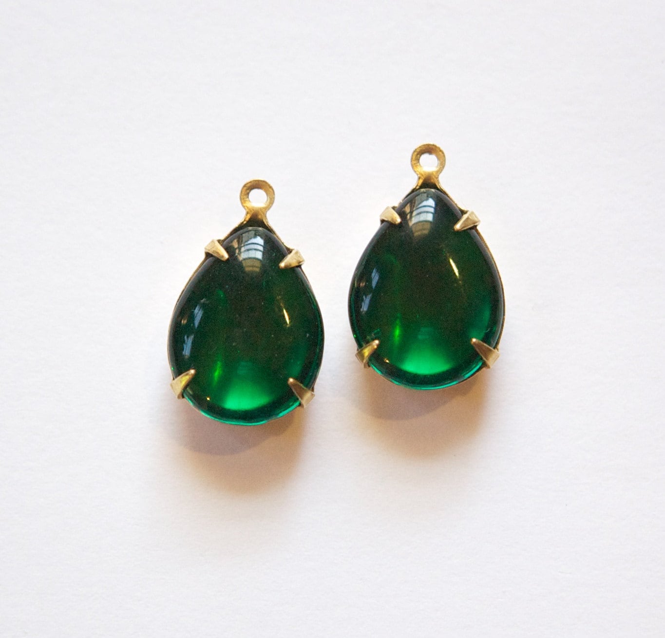 Vintage Emerald Green Glass Teardrop Stones 1 Loop Brass Settings (2) 15x11mm par009E