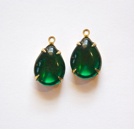 Vintage Emerald Green Glass Teardrop Stones 1 Loop Brass Settings (2) 15x11mm par009E