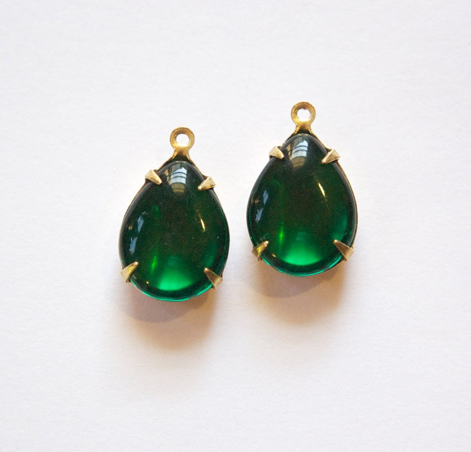 Vintage Emerald Green Glass Teardrop Stones 1 Loop Brass Settings (2) 15x11mm par009E