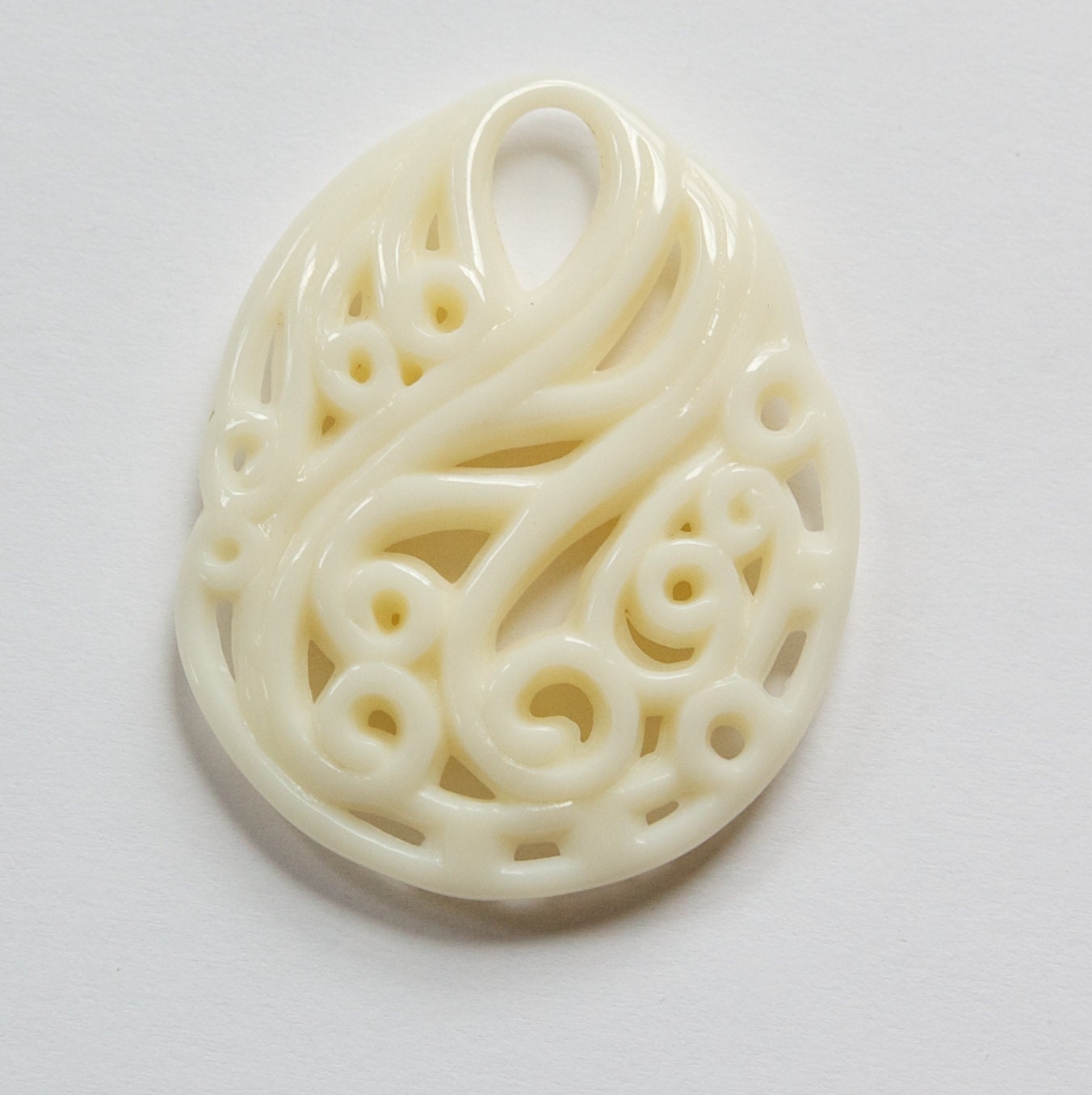Vintage Style Carved Look Acrylic Ivory Oval Pendant pnd034
