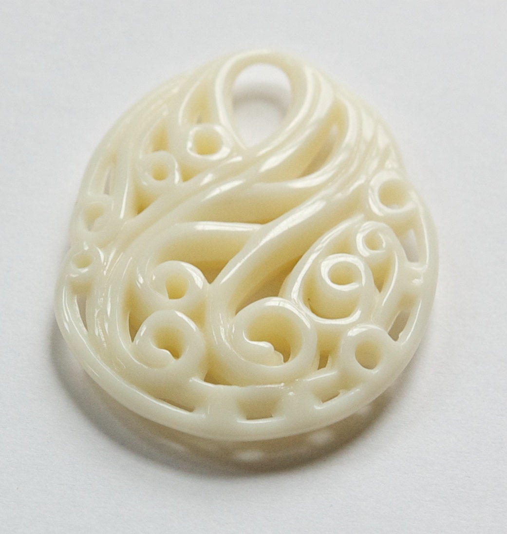 Vintage Style Carved Look Acrylic Ivory Oval Pendant pnd034