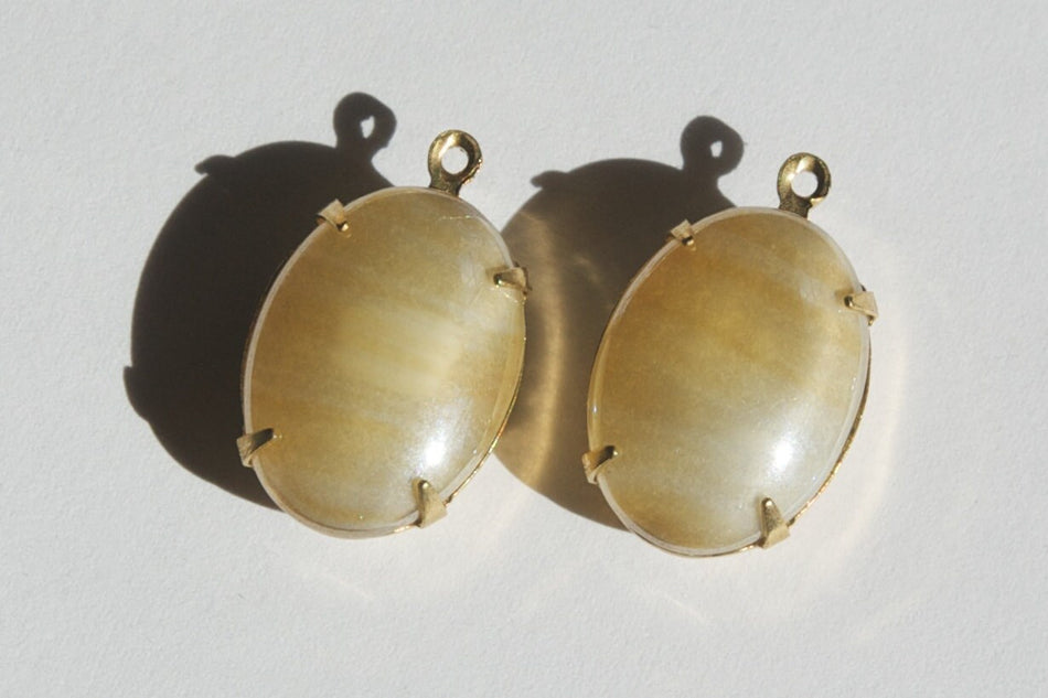 Vintage Beige Striped Glass Stones in 1 Loop Brass Setting ovl003QQ