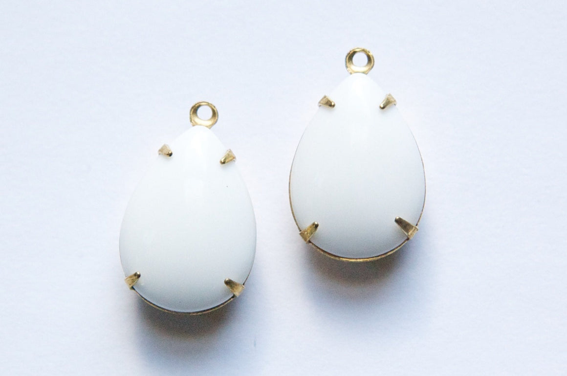 Vintage Opaque White Glass Teardrop Stones 1 Loop Brass Setting 18x13mm par004LL
