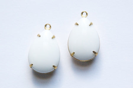 Vintage Opaque White Glass Teardrop Stones 1 Loop Brass Setting 18x13mm par004LL