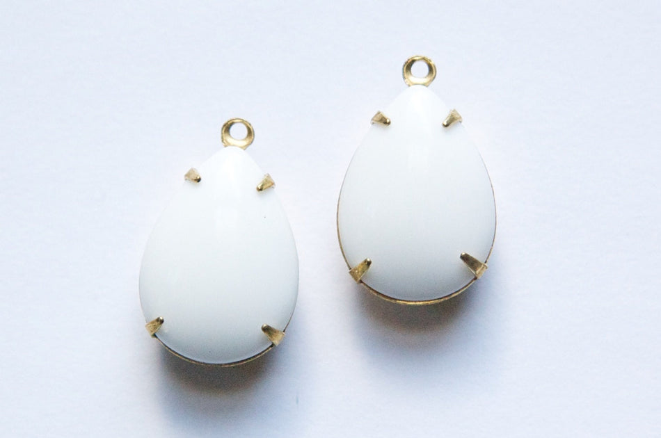 Vintage Opaque White Glass Teardrop Stones 1 Loop Brass Setting 18x13mm par004LL