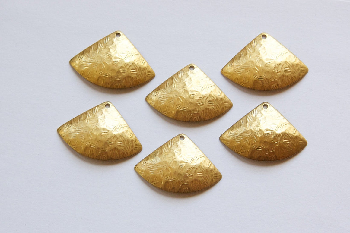1 Hole Raw Brass Crinkle Pattern Dapped Triangle Charm Drops (6) mtl355