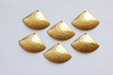 1 Hole Raw Brass Crinkle Pattern Dapped Triangle Charm Drops (6) mtl355