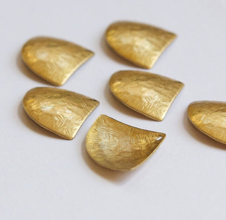 1 Hole Raw Brass Crinkle Pattern Dapped Triangle Charm Drops (6) mtl355