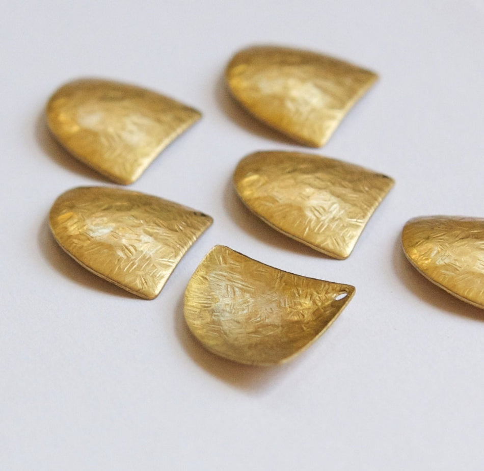1 Hole Raw Brass Crinkle Pattern Dapped Triangle Charm Drops (6) mtl355