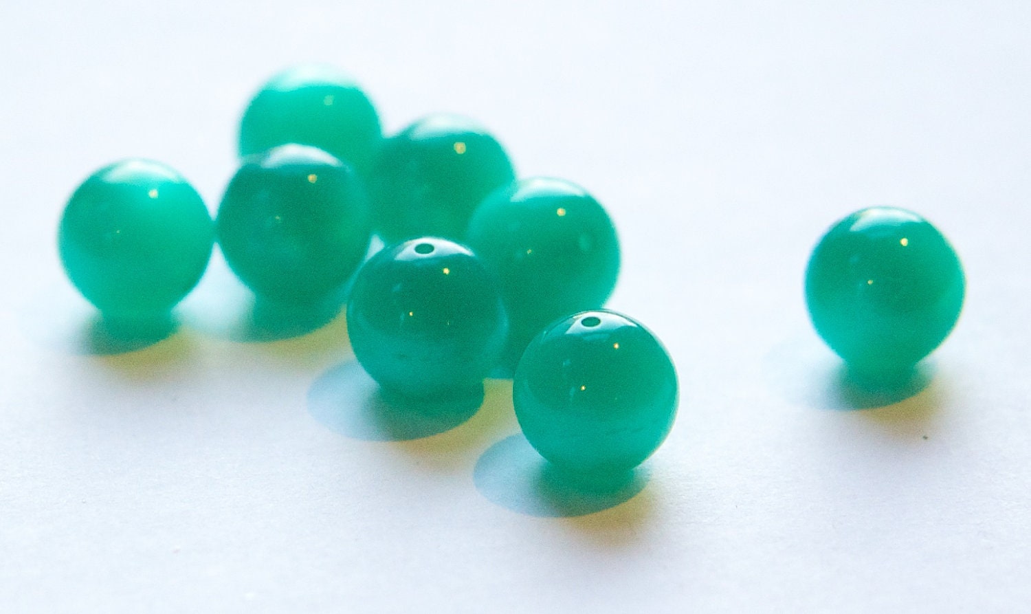 Vintage Lucite Green Moonglow Beads 11mm (10) bds833B