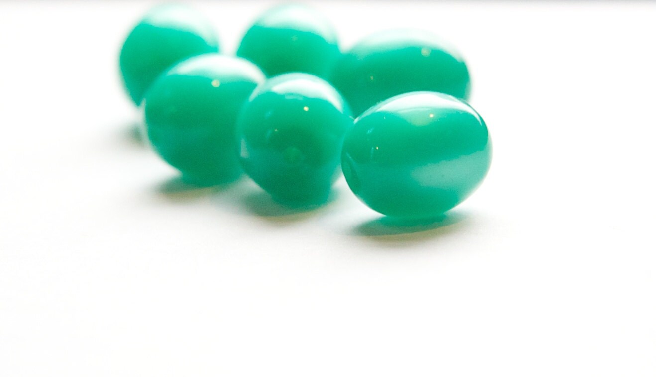 Vintage Lucite Green Oval Moonglow Beads bds794A