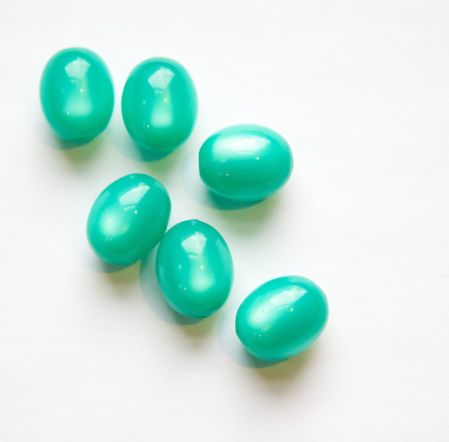 Vintage Lucite Green Oval Moonglow Beads bds794A