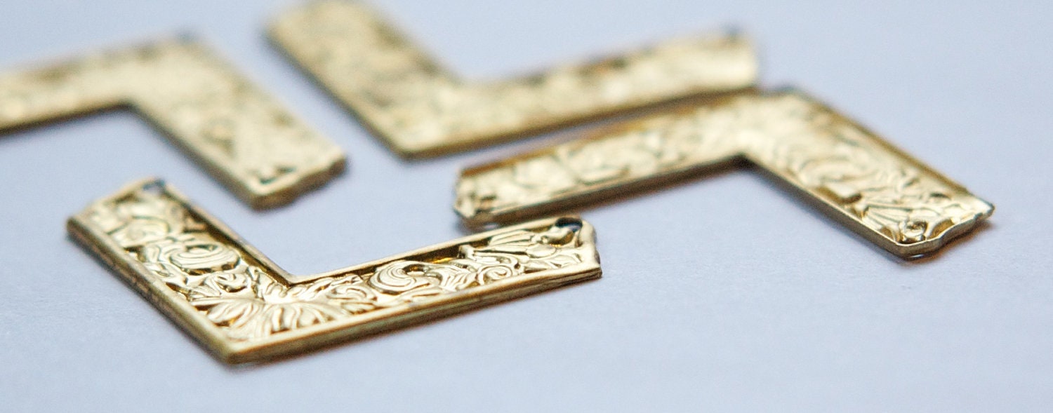 3 Hole Raw Brass Etched V Connector Pendant 34x27mm (4) mtl240