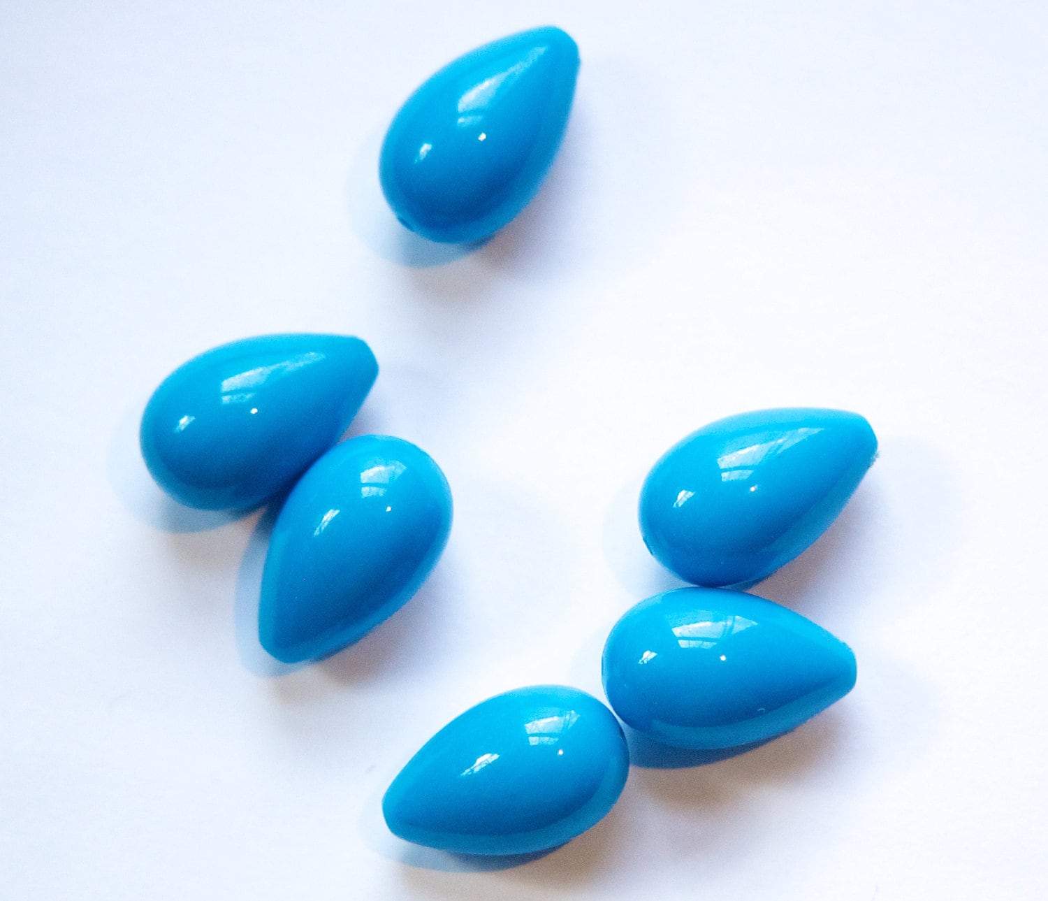 17x10mm Medium Blue Plastic Teardrop Beads (8) bds619A