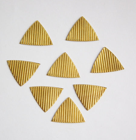 No Hole Raw Brass Stripe Ribbed Triangle Findings (8) mtl376A
